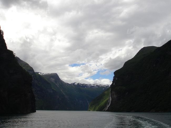湾の幅は狭まってきましたが、両側は断崖絶壁です