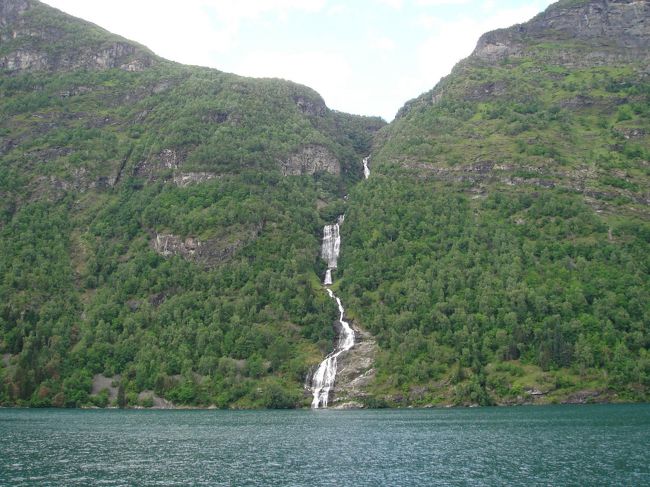 所々に滝があります。<br />この写真は違いますが、標高が高いところでは、水滴がそのまま霧になり雲になり。水の粒子が大きいものはまた滝の水となり流れます