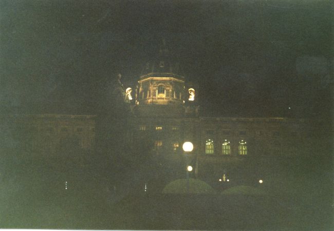 美術史博物館は木曜は21時までやっている。<br />夜の美術館の周りは暗かったがところどころに街灯があり、建物を照らし、素敵であった。写真は西駅の地下鉄のりば。明日はフィンランドに行くのだが、ともかくBudapestからWienまで国際列車に乗りたかったのである。<br />9/6朝フィンランドへ。