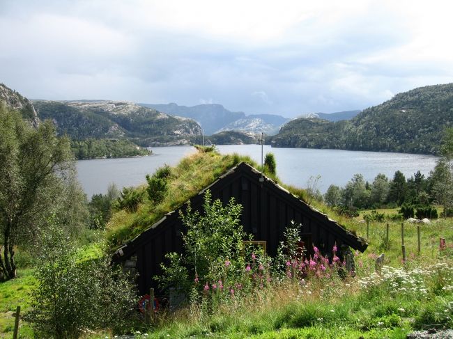 7日目(8/16)。スタヴァンゲル8:00発のフェリーでタウへ。そこからバスで30分でプレーケストーレン・ヒュッテに到着。バスを降りると目の前に、すばらしいリーセフィヨルドの風景が目に飛び込んできました。