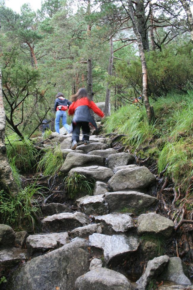 砂利の次は、岩。