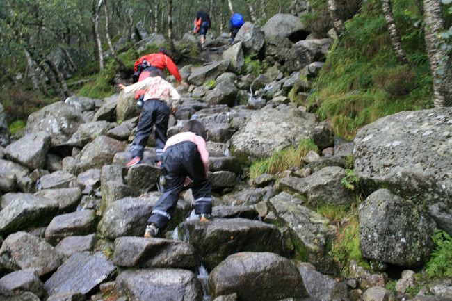 また岩場。雨が降ったせいか、水も流れています。