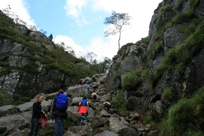 続けて、さらに急な岩場。言葉数も少なくなってきました。でも楽しい（＾O＾）少し陽も射してきて、少し暑い。