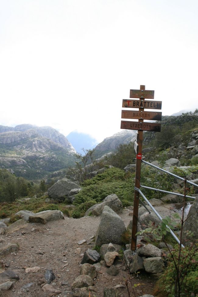 登りきると、視界が開けてきれいな風景が見渡せます。もう少しかなぁ〜。この後、いきなり雨が降ってきました。