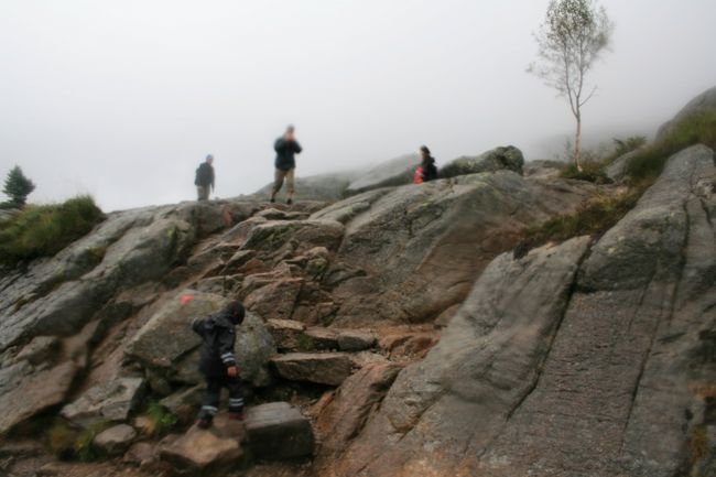 比較的歩きやすい、岩場をしばらく歩きました。