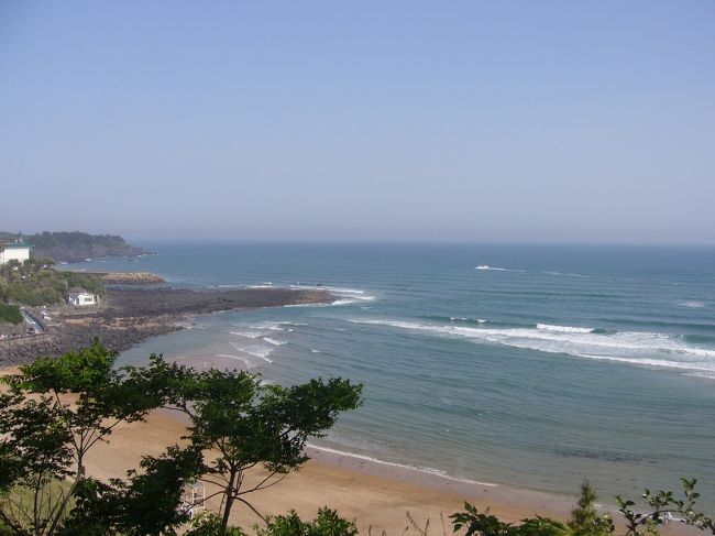 ホテル内の探検の終え、今度は外へ・・<br />時間的な事もあり、初日はホテル周辺を<br />探検する事になった。<br /><br />写真はホテルを出て少し歩いた所から見えた海。<br />綺麗だった！！