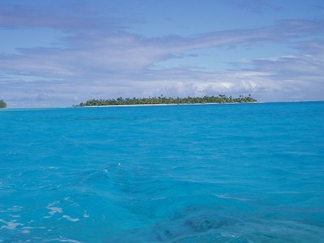 ほーんとに、タヒチの中でも一段とすばらしい海の色。きらきらまぶしくって夢の中のようでした。