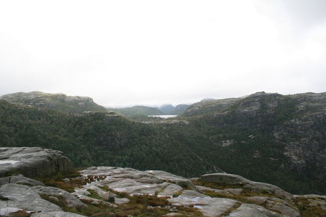 この辺りから、崖が見えてきました。向かいの山の頂上には湖があり、滝が流れ落ちていました。
