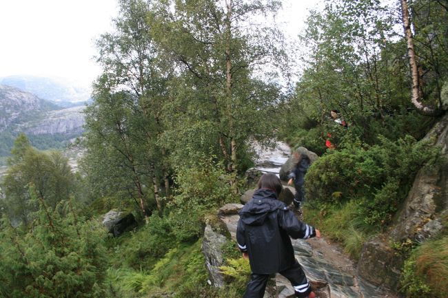 雨で岩が濡れて滑りやすくなり、下の娘がスリップして転倒。本人は崖から落ちる思いがして、かなり凹んで半泣き。相当ビビッタみたい。