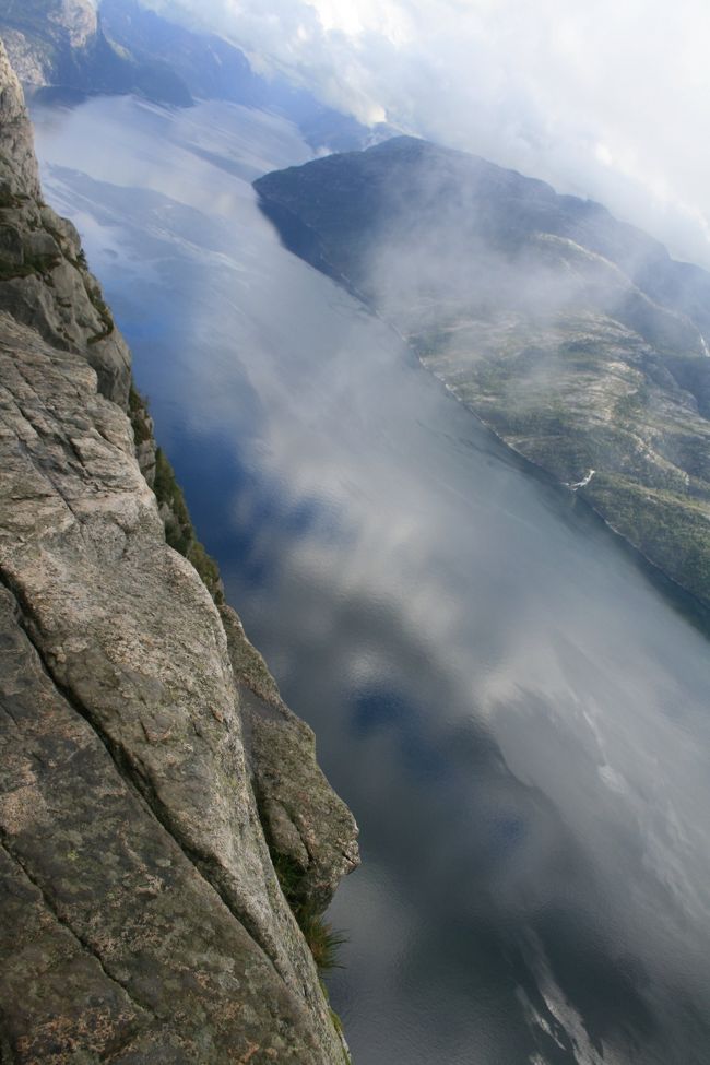 リーセフィヨルドが見えました。霧も晴れてきて、薄日が差し始めました。登りきった達成感と景色の美しさに、「すご〜い！」の連発。