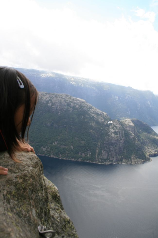 子供たちも恐る恐る、腹ばいになって下を覗き込みました。崖下を行く観光船が豆粒位の大きさでした。他の観光客も皆びびりながら、腹ばいで下を覗き込んでいました。私も興奮していたせいか、自分が高所恐怖症であることを忘れていました。