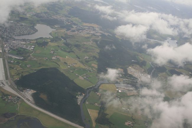 その日、スタバンゲル19:10発のノルウェジアン･エアーシャトル航空の飛行機でオスロへ。安いだけあって、座席も自由。機内サービスもなしでした。・・・でもって20:00にオスロに到着。写真はスタバンゲル上空辺りの写真。