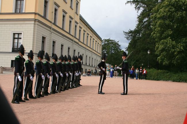 13:30から衛兵さんの交替式。王宮向って右側の詰め所(？）の前で行われました。至る所から観光客が集まってきました。