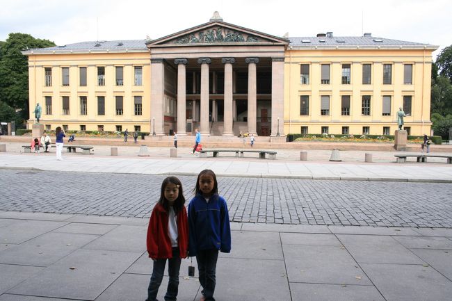 オスロ大学前。