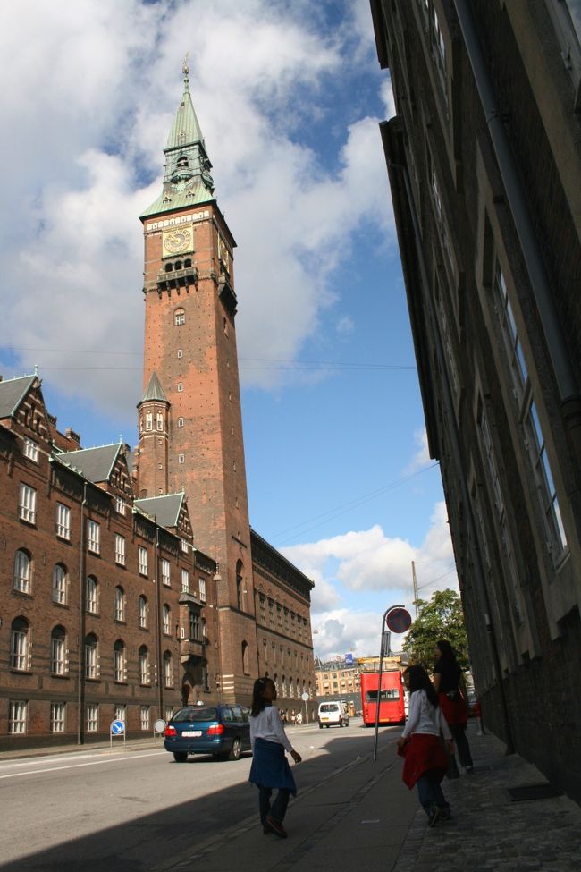 旅行9日目(8/18)。この日はコペンハーゲン市内を歩き、観光とお土産探し。写真は市庁舎。