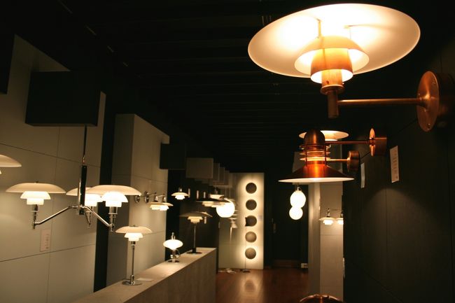 イルムスへ行くと、大好きなヤコブセンの照明がずらり。でも、高いので見るだけ。1Fはキッチン用品など雑貨類。2Fは洋服など。3Fは家具など。4Fは照明。欲しい物がたくさん有りすぎて目の毒。