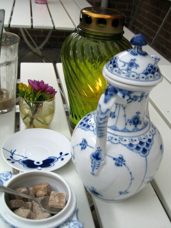 せめて記念にと、ロイヤルコペンハーゲンのカフェでお茶。ちょっぴりセレブ気分。