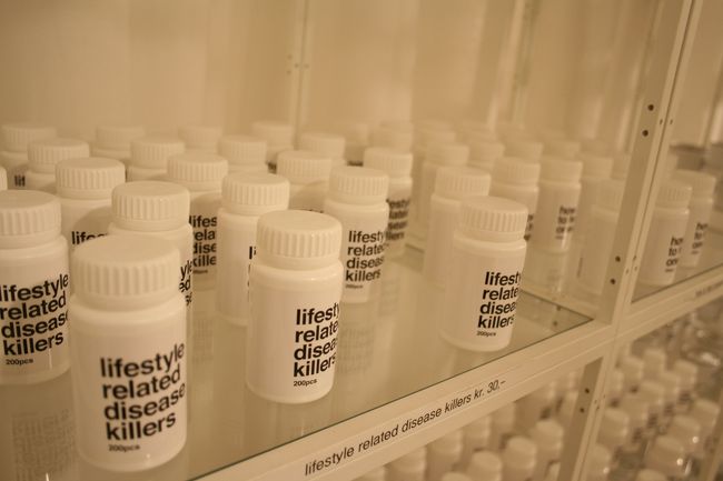 白い空っぽの容器がずらり。凡人にはこの意図が良く分かりませんでした。芸術的なのかなぁ。