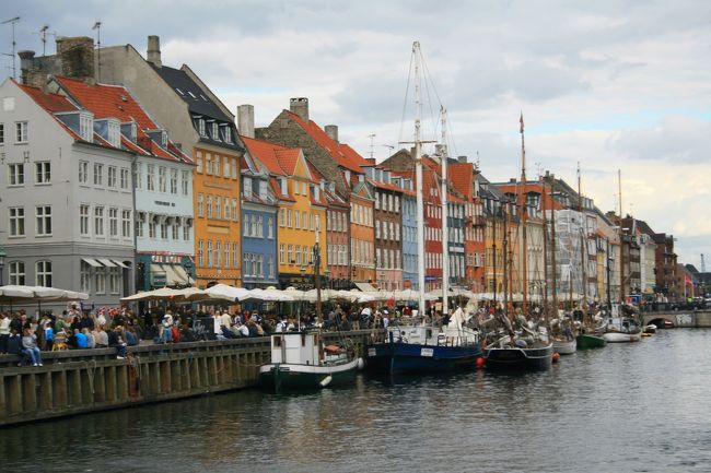 ニューハウンの街並み。ベルゲンのブリッゲンを先に見てしまったので、感動は今一でした。