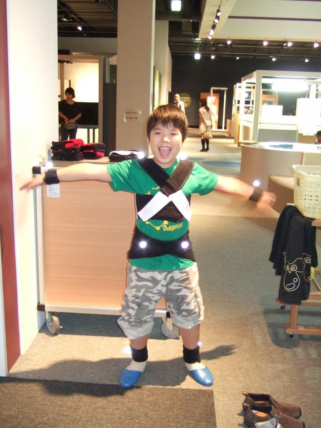 大リーグ養成ギプス。ではなく、センサーをとりつけて、いざ暗幕の中へ。