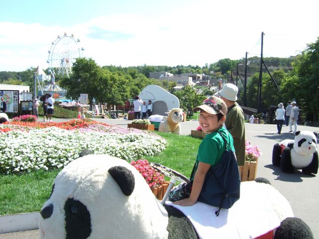 翌日は朝一のバスで旭山動物園へ。<br />開園３０分前についたらすでに長い列。<br />
