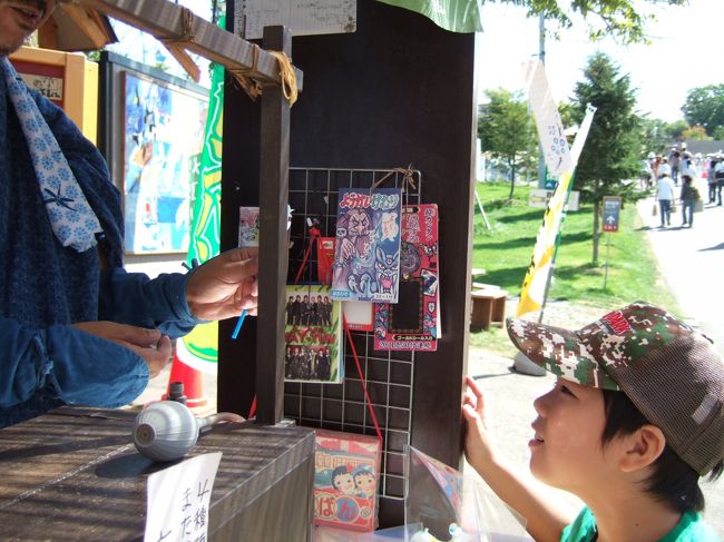 入園してまずＳ君が釘付けになったのが飴やさん。<br />ペンギンをつくってもらいましたよ。<br />飴やさんの裏にあるパン屋さんのメロンパンがめちゃくちゃ人気とのことで、お昼の混雑を避けるために先に買っておきました。今日最初の客だったそう。