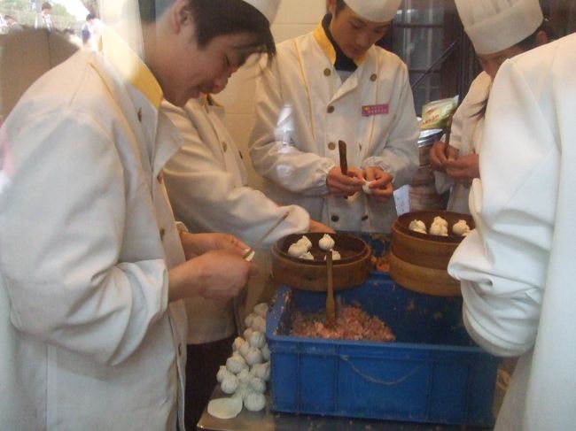 店の奥の厨房はガラス張りで、せっせと包んでいるのが見えるようになってます。ここのはダンボールとか入ってないと思うーー。<br /><br />