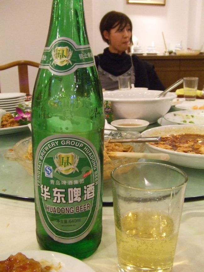 上海戻って、新天地あたりをチラ見して、またすぐ夕飯。<br />こっちのビールはとにかく薄い！<br />でも無料で出てくるお茶が信じられないくらいマズイので、つい頼んでしまう。お茶の国なのに、なんであんなに不味いんだろう、、出がらしってのもあるけど、なんとなくもとの水が臭いんじゃないかと思う。