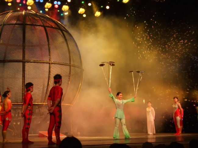 で、上海雑技團へ！<br />私は元々全然興味がなく、行きたいって言う子がいたからつきあっただけだったんだけど、見てるうちにおもしろくなってきて、、、いやー行ってよかった！<br />金網デスマッチみたいなフェンスの円の中をオートバイがぐるぐる回るやつ、子どもの頃にサーカスで見て以来だったけど、ちょーハラハラしちゃったよ。だって一気に5台くらいでぐるぐるするんだよ？ちょっとでもタイミングずれたら死ぬよ？<br />オプションで確か4000円くらいだったかなー。おもしろかった！