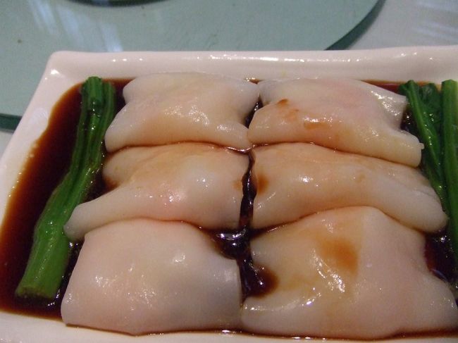 翌日もオシャレエリア新天地に行っちゃいました。<br />ZENというお店。内装がとっても凝っててゴハンもおいしー、しかも安い。お酒も飲んでけっこう食べたけど、ひとり１５００円くらいだったか。現地基準では高いかもしれないけど、満足感高かったんでヨシッ！（でも英語はほとんど通じず、、）<br /><br />これはエビ団子を謎のプルプルで包んで蒸したもの。オイスターソースもあっさりしててウマーー