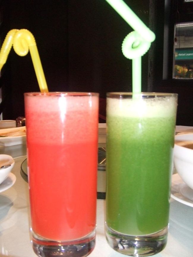 スイカジュースとキュウリジュース。<br />どちらも素材の味そのもの！で。キュウリは正直きびしいものがありました、、、