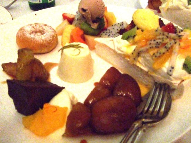 ここのデザート盛り合わせはとんでもない量だった！<br />けっこう凝ったものが多くて大満足☆<br /><br />満腹になってからは、外灘（バンド）の「和平飯店」でおじいちゃん達のJAZZでまったりしたり、向こうで紹介してもらったバーでライブを聞いたりして、夜遊びしました。けっこう遅い時間でもそんなキケンな雰囲気はなく、タクシーも怖くなかったです。<br /><br />上海は予想以上におしゃれで、ゴハンもおいしかった。また気軽にふらっと行きたいな〜♪