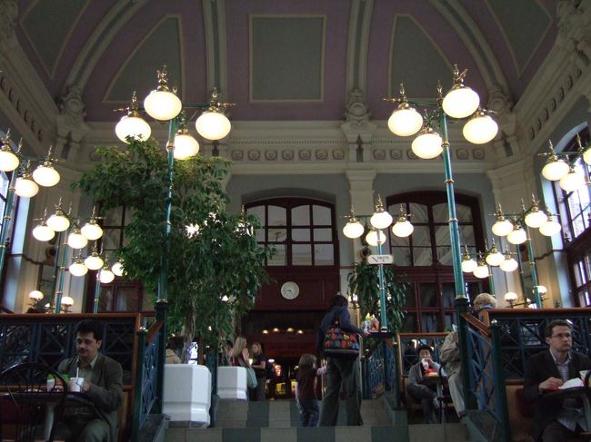 世界で一番豪華な内装のマック。<br />西駅の隣にあります。メニューや価格は通常通り。