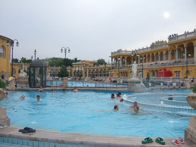 セーチェニ温泉。<br />温泉大国なので、あちこちに温泉施設があります。<br />ココは水着必須の混浴。<br />男湯はゲイの社交場・・らしい。