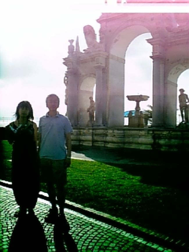 前日関空からミラノ直行便で、ミラノからナポリへ飛行機で着いたのは２２時２０分。遅くにグランドサンタルチアに宿泊。その日はぐたーっとしてすぐ寝ました。日本の旅行会社のツアーはちょうどお盆時期で高い時ですが、ナポリ、ローマとかはちょうどシーズンオフでホテルの値段はぐんと安い。いつもなら泊まれない５つ星のホテルも視野に入ってきます。<br />８月１７日、サンタルチアで早めに朝ごはん。なんかキノコ型のすごい美味しいお菓子みたいなの、気に入って食べ続けた。やっぱり気になるので聞いてみたら、ナポリ名物のスフォリアテッラだった。<br />９時頃ホテル出発。まずスパッカナポリで、サンタキアーラ教会のChiostro delle Clarisseへ。教会はすぐわかったのだけど、あんまり人もいなくて、キオストロの入り口がわからなくて、うろうろしてると、向かって左側奥の門が開いたので、そちらへ行ってみると、やっとそこに教会の人がいたので聞くことができた。そのまま進むと切符売り場になります。大人３枚買うつもりだったけど、娘は切符売り場の女性が、"How old are you?"<br />思わず"15"なんて言ってしまって（笑）。<br />実は22才なんですけど。<br />子供料金でいけました。マヨルカ焼きのタイルで装飾された回廊は見事でした。<br />その後やはりスパッカナポリにあるサンセヴェーロ礼拝堂へ。こちらがまたすごい判りづらい。<br />パッとしない外観で、結局そのすぐ横で、犬と散歩してた年配の女性がサンセヴェーロに行くならすぐそこよって感じで教えてくれました。<br />ヴェールに包まれたキリスト像は必見です！<br />ホントに美しい。冷たい大理石の質感と繊細なヴェールとキリストの体の線がうっとりするほど綺麗です。<br />内部は残念ながら写真はNG。後右側階段を下りて行くと血管だけ残した人体男女一体づつなんてのもあります。<br />その後有名なナポリのpizzaを食べに。<br />但し８月はcloseしている店が多くて、こればかりはガイドブックは当てにならない。で結構振られて、やっと開いてたTrianon Da Ciro 1923へ。間違えなくすごい美味しかった。