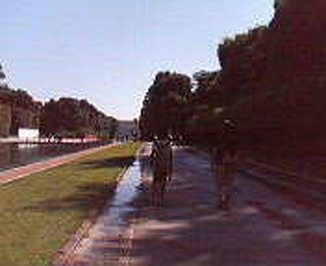 お昼ご飯早めに食べた後、カゼルタへ。<br />スパッカナポリからウンベルト1世大通りへ出て、路線バスに。ホントはartecardを買うと得みたいなことがあちこちガイドブックとかに書いてあって、ホテルとかサンタキアラ教会の美術館とかナポリ中央駅のartecard売り場とか行ったんだけど、365日券しかないって。それってないでしょう。<br />とにかくナポリ中央駅で、イタリア鉄道の切符売り場へ。またそれが長蛇の列。自動券売機は比較的列が短いからそちらへ。いろいろボタン操作しながらやっと発券されるかなっと思うところまでくると、そのチケットはこの機械では発券できないみたいな表示(怒！）<br />あきらめて列に並んだ。列の先頭部には係りのおっさんが居て、次この窓口へとか整理してる。やっと順番が来て、あちらへ行けと言われて、確か１９番の窓口やったか、”Per Caserta, 3biglietti per favore."<br />それはここの窓口ではなく16番の窓口へ行けって。<br />あの係りのおっさんはなんやねん(怒！）日本だったら待ってる間に用件きいたりとかしてるでしょ。全然居てる意味ないよね。<br />とりあえず予定よりだいぶ時間オーバーしたけど、切符は買えました。ｶｾﾞﾙﾀ行きの列車は結構たくさん出てて、予定の２０分で着く列車には乗れなかったけど、無事40分程でｶｾﾞﾙﾀに到着。<br />駅を降りると、すぐ前に王宮があるのは判るんだけど、工事用の柵があって、真正面からは入れません。<br />向かって右方向にずっと柵に沿って歩いて行くと、<br />王宮に入るための地下に続く階段エレベーターがあります。地下の部分はどうやら駐車場とかもあるみたいです。ﾁｹｯﾄは何種類かあって、宮殿だけの、庭園も行けるもの、奥のenglish gardenも行けるもの、ｵﾍﾟﾗ美術館も行けるもの等々。ここはやっぱり庭園の散策。<br />とりあえず入ってすぐ右側の大理石の大階段を昇って宮殿に入りました。1200室もあるとゆう広大な宮殿、いくつものシャンデリアが飾られた豪華な広間の連続に圧倒され、最後に1200体からなる人形を見て、庭園に。<br />遥か彼方まで、とても行けそうになかったので、ちょうど一番奥の人工の滝の所までを往復してるﾊﾞｽに片道だけ乗りました。すごいです。その滝から川があり、池があり、噴水があり、また滝があったり、橋があったり・・・よくこれだけのものを、こんな何もない内陸部に造ったものだと感心。<br />ﾊﾞｽを降りてからはゆっくり散歩しながら宮殿まで戻りました。ゆるやかな下りで、日陰はカラッとしててさわやかでした。でも往復歩きはちょっとｷﾂｲ。<br />STARWARS episode 1で使われたｶｾﾞﾙﾀの王宮、芝生で寝転がって休んだりしながら、ゆったり過ごすことができました。