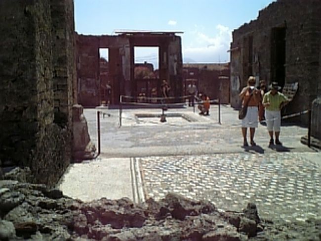 入口でmapをもらって、マリーナ門を抜け、真っ直ぐ歩いて、すぐに左にそれる道があるので、そちらから秘儀荘へ。<br />秘儀荘への道は他に何もないので、結構不安になります。ポンペイレッドの有名な壁画はやっぱり見る価値あります。<br />mapは日本語のはないですが、番号が書いてあって、遺跡にも番号札が付いてあるので、先に行きたいところをチェックして、ルートを考えて歩かないと、とにかく広大で暑い。