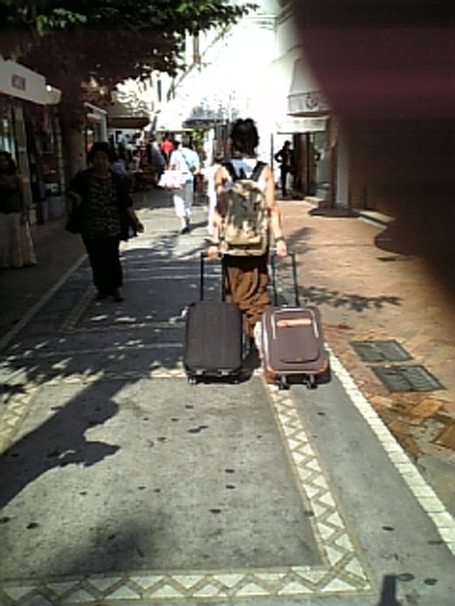 カプリ島　自前のポーターさん<br /><br />カプリ地区は道路が狭く、ヴェネツイア状態。<br />普通の車は入れません。夜なんかシャネルやエルメスで着飾ったセレブのマダムでもロングドレスで歩いてます。<br />物価が高いと思ったけど、当たり前かも。<br />食料品でも飲料でも運ぶの大変だもの。<br />