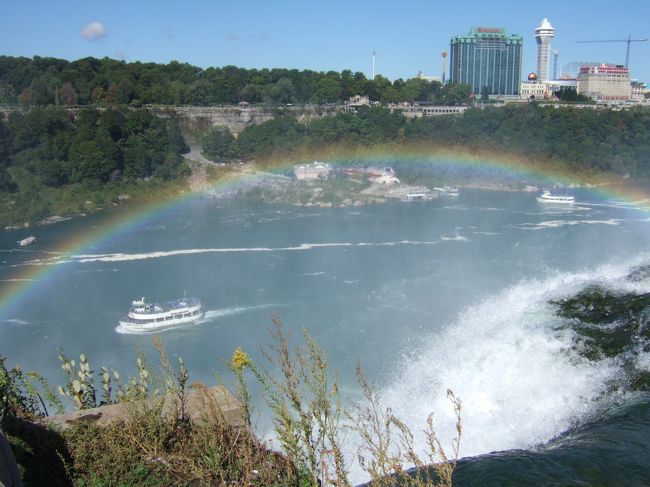 霧の乙女号<br />船で滝壺めざします。青いレインコート着用。