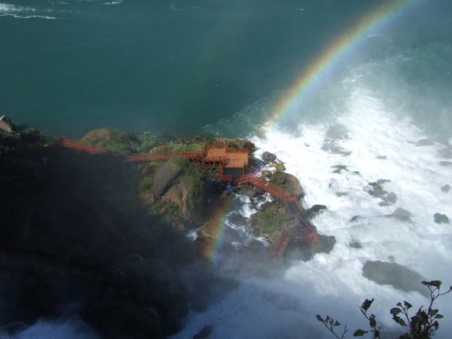 風の洞窟<br />歩いて滝から数mのところまで行きます。<br />黄色のレインコートじゃ間に合いません。全身ズブ濡れ。<br />最高におもしろいアトラクションです。