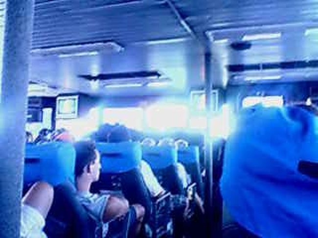 AM10:07<br /><br />タオ島から、サムイ島へ向かう船中にて。<br />GHから乗り場までタクシーをチャーターしましたが、<br />私だけではなく、２人のイギリス人女性と一緒でめちゃ話盛り上がり、「お互いよい旅を！」よい旅を！」と別れ、すぐにターミナルへ行くと激込み。チケットを前日にGHで購入していたので、カウンターで殺到する人ごみの中（ほとんどEU圏の人達）、出発時間が迫ります。もうありえんやろ！！！これ！！となったとき、私も彼らに混じってカウンターで激怒し、チケット引き換えて乗船。<br /><br />船内では、くだらないEU受けするような貴族映画やってました。。<br />日本でいう時代劇ですかね。