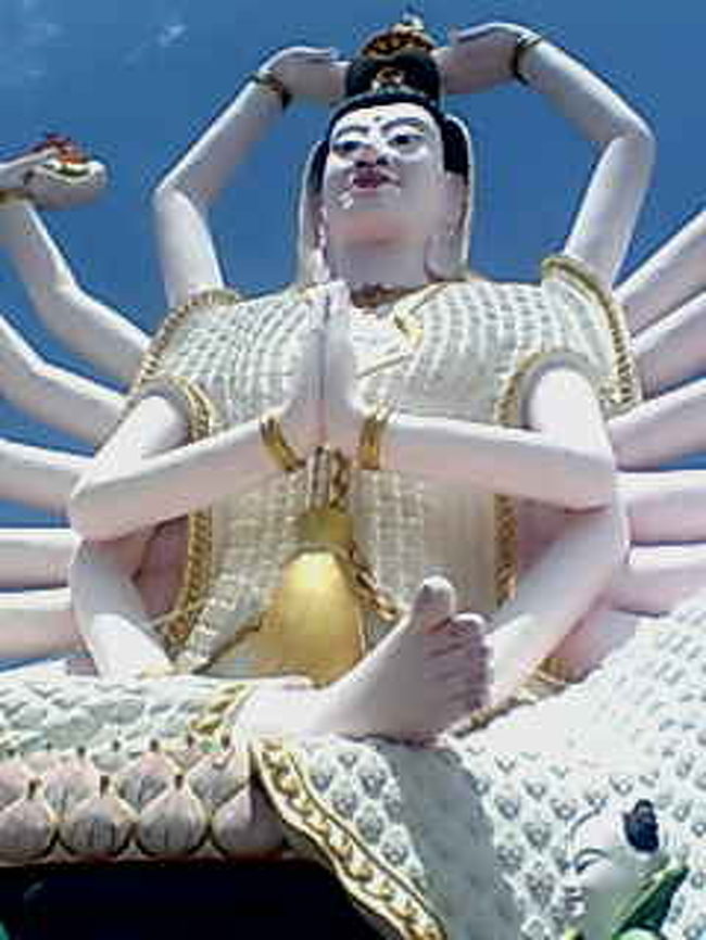 場所を移動して、違う仏像をみる。<br />ピンク色。<br /><br />ここらで、オヤジが妙に車内で馴れ馴れしく、<br />腕が触れたりして、ヤバさを感じてきた。<br />すぐにこのツアーを手配してくれたサワラムさんに<br />オヤジの携帯借りて説明。オヤジは空港へ私を送っていくことになった。