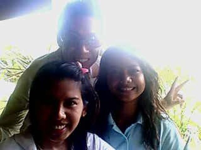 延々、女一人でこのオヤジガイドはヤバいから帰ってきた云々と説明すると、このツアー全額返金しますといわれ、それはいいよと半分だけ返してもらう。そのあと、彼女はかなりフォローしてくれて、空港内にあるレストランで私に椰子ジュースをおごってくれ、友達がくる！とのことで待ってたら、友達カップルがきて、その２人とも仲良くなって色々聞いてると、彼は中国人で中国とサムイを行き来してるらしい（しかもリッチャー）「こんなかわいい彼女いていいわな！！！」と新婚カップルにむかっておだてる、おばちゃんと化し、なんとサワラムも既婚者で同級生と結婚したらしい。。<br /><br />私の旅のいきさつを説明すると、「タオ島に女ひとりはありえないわ！」と驚かれ、「カオサンで女一人でタオ島行くから安くして！と水着を値切ったわよ」と会話がはずみ、そんな一人でバカンスが信じられなかったのだろう。サムイ島は新婚カップルが来る島やしな。。<br /><br />彼女は私に延々つきあってくれ、業務放棄か？とか思いながら、サムイ島でこの他に時間つぶすならこれがおすすめ！とマッサージに連れていってくれた。なぜか彼女も一時間のマッサージを一緒に体験。<br />初めてのタイマッサージ、なぜか落ち着かなかったわw<br />でも気がついたら寝ていて彼女がいなかった。<br />このマッサージ代、彼女のおごりだった。