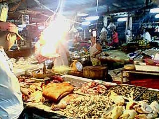 時間がまだあったんで、空港から歩ける距離でプラプらしようーと思い、<br />マジでぷらぷら歩いていたら、<br />日常品を売っているお店があり、錠前や食器を激安で買えた！<br /><br />というのも、応対してくれたのは小学生のような男の子で、<br />この場所、ローカルすぎて外国人あんま来ないんだろうな、かなり緊張してて、私もタイ語話すのここで初めてだったので、本取り出して<br />ひたすらタイ語話してたら、「まとめて数バーツでいいよ」といってきて、商売あがったりやで！！と思いながらお気持ち受け入れました。<br />ありがとうよ。その先を歩いていると、どぶ川を越えたら屋台が。