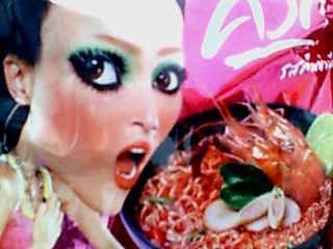 空港へ戻るとバンコクエアが遅延！！<br />確実に国際線の便との乗り換えをこなすために、早めの便に振り替えてもらい、バンコクへ。<br />（しかしながら、遅延大王ピーマンバンクラディッシュエアはさらに遅延４時間しやがった！）<br /><br />サムイ空港は利用者全員がラウンジのような待ち合い室を利用出来る。ネットはもちろん、ドリンクやケーキやクッキーなど、軽食も食べられた。さすがリゾート地だな。このワラぶき屋根の空港。<br /><br />このバンコクエアの便も、カオサンでタオ島行きのバス＆船と共に<br />取ってもらったので安かったです。<br />機内食も美味しかったー！<br />けど、後ろのカップルが凄くキレイなタイ女性＆白人おっさんで、会話をずっとダンボ耳にして盗み聞きしていた。相当甘えてたわ。。いくらもらってんだろ。エロイカップルだ。<br /><br />写真は私が好きなタイのトムヤムクン、インスタントラーメン。<br />これじゃないパッケージのは、もっとウマい。