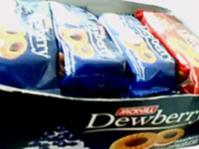 バンコクよりも一番安かった、タオ島のスーパーで箱買いしたクッキー。<br />もうありえない美味しさ！その美味しさは、練乳ミルクの濃厚さがクッキー生地に入っているとおもわれる。食べると練乳のようなミルクの味で、あまり甘くないのだが、真ん中にブルーベリーのジャムが少しバランスよく入っていて、それが少し甘酸っぱくてウ・マ・イ！