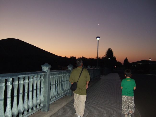 　地下鉄、バスと乗り継いで、イサムノグチが設計した「モエレ沼公園」へ向かいます。<br />　バスはほとんど通勤帰りのサラリーマンたち。<br />　どんどん郊外へ向かい、だんだん心配になってくる。無事、帰れるのだろうか。。<br />　３０分ほど走ってようやく公園入り口の停留所。<br />　そこからがまた長かった。。<br />　こんなに広い公園だなんて！<br />　訪れたい人はぜひ、車で来るべし！です。<br />　（公園で遊ぶぞ！と思っていたのに着いたらもう夕方。日がとっぷりと暮れてしまいました）