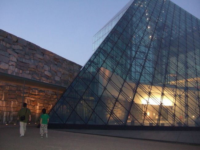 　公園の遊具はどこ？　わからないので案内所のあるガラスのピラミッドへ。<br />　寒くなってきたのでＴシャツも買ってＳ君に着せる。もらったパンフレットを見ても方向がわからず。<br />　しかもこの公園、夜は明かりが極力少なくて暗い。。ただっぴろい公園、木もいっぱいで、大都会札幌だというのに自然の怖さも感じたり。。<br />　やっとたどりついた遊具のところで、ちょっとだけ遊んでみる。今度は明るいときに来ようね。