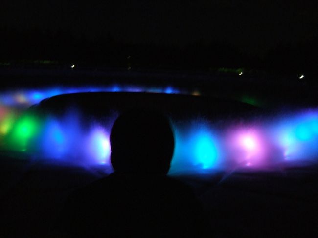 　１９時１５分から、噴水広場で噴水ショーがはじまるというので行って見ました。<br />　噴水のまわりにはどこにこんなに人がいたのかと思うくらいたくさんの人がゾロゾロと・・<br />　