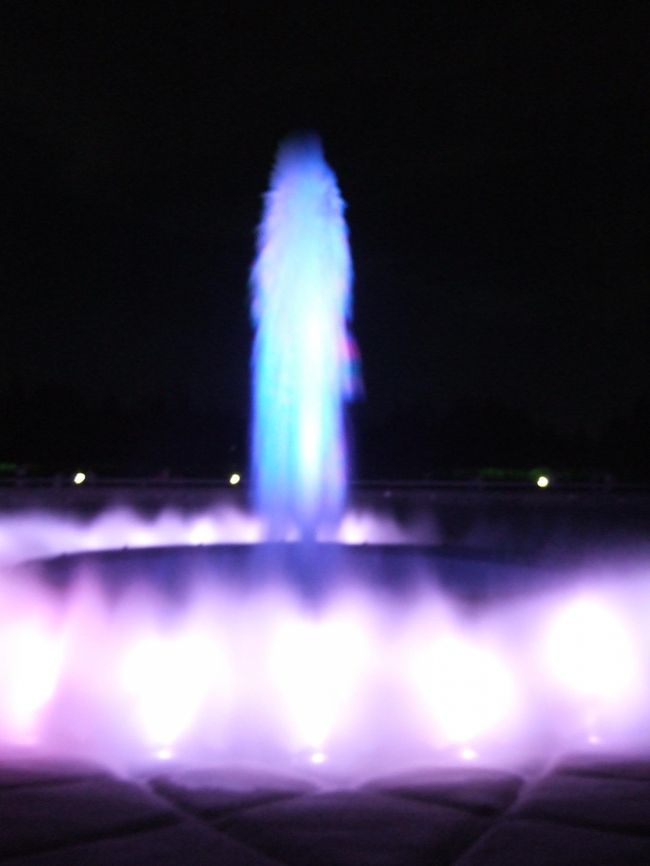  最初は周囲から水がわきでていて、それはそれなりにライトアップできれいだったのですが、突然中央からものすごい水柱。<br />　うおーーーっ　という歓声。